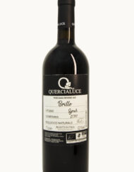 Una bottiglia di Brillo 2016 da uve Syrah dell'azienda vitivinicola Quercialuce