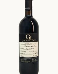 Una bottiglia di vino rosso Amarcarato 2015 dell'azienda vitivinicola Quercialuce
